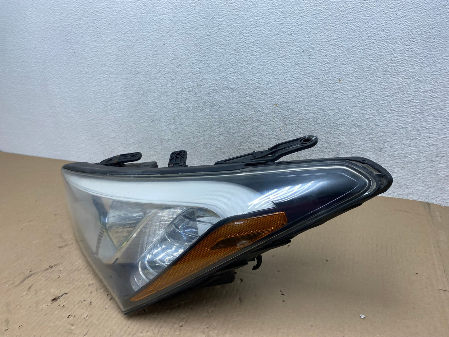 2013 to 2016 Hyundai Santa Fe Left Driver Side Headlight AE8793 LK1