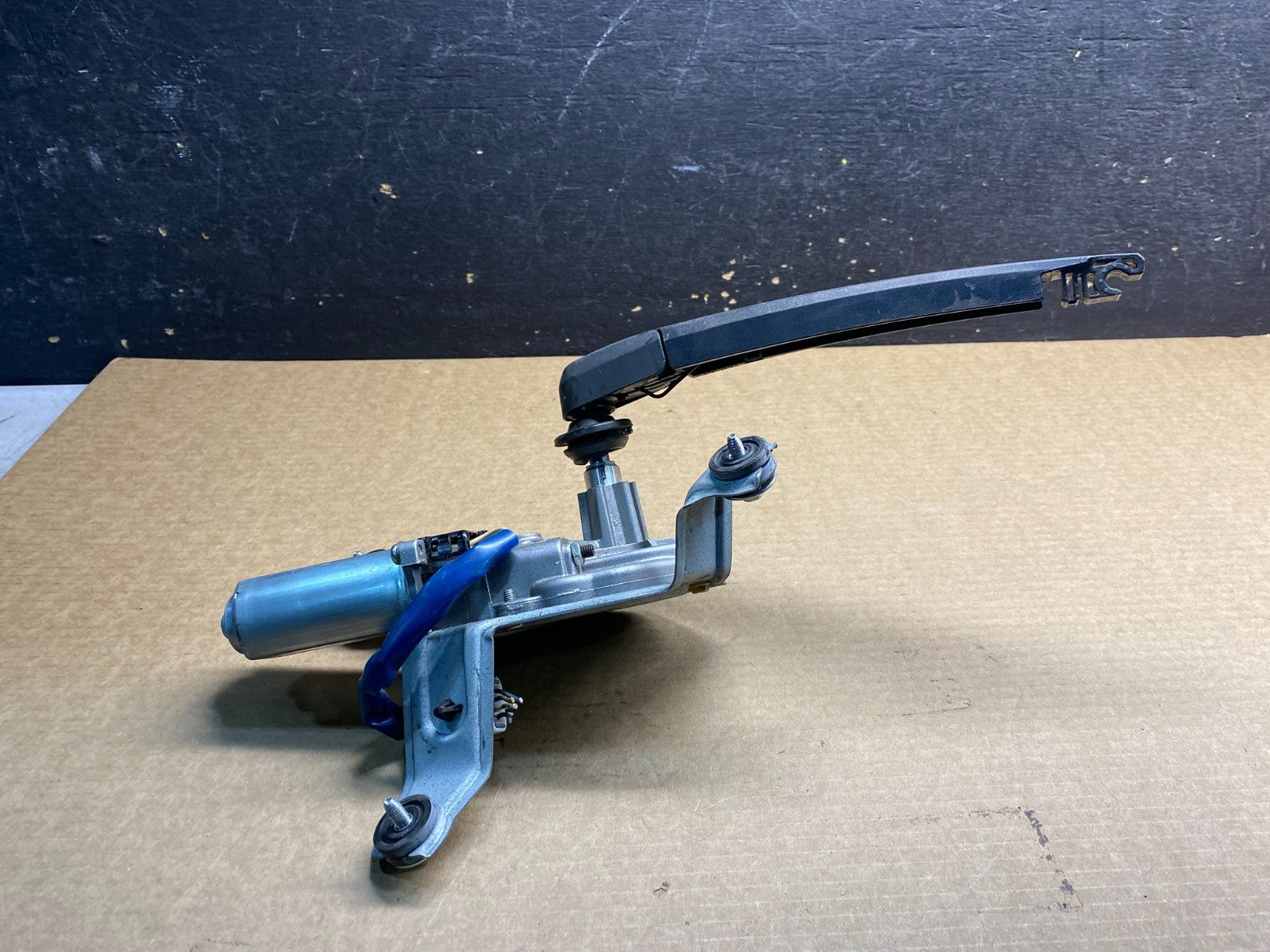 2011 - 2013 Kia Sorento Rear Glass Windshield Wiper Motor Z9051 DG1