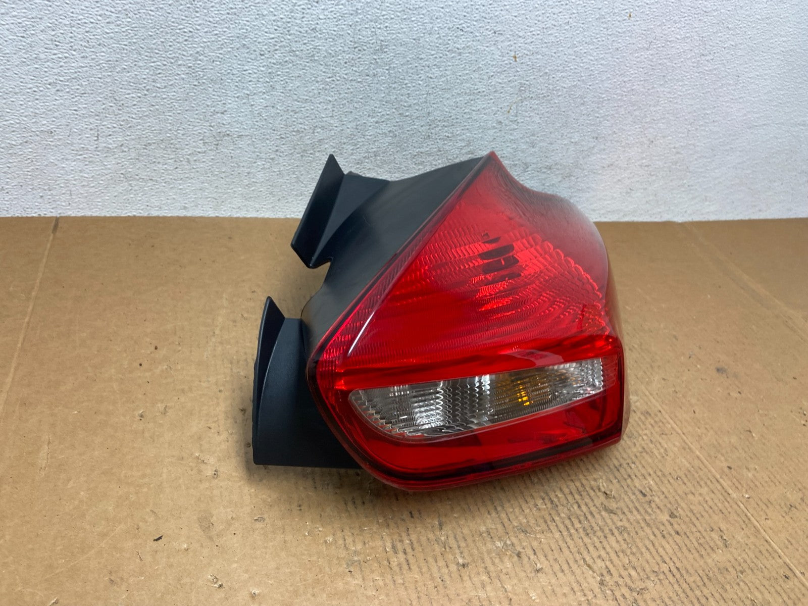 2015 to 2018 Ford Focus Tail Light Hatchback Right Passenger Side AE1321 DW2