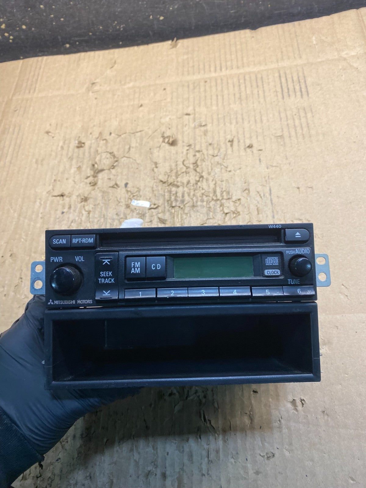 2004 2008 Mitsubishi Galant AM/FM/CD Radio Head Unit Receiver W3993 DG0