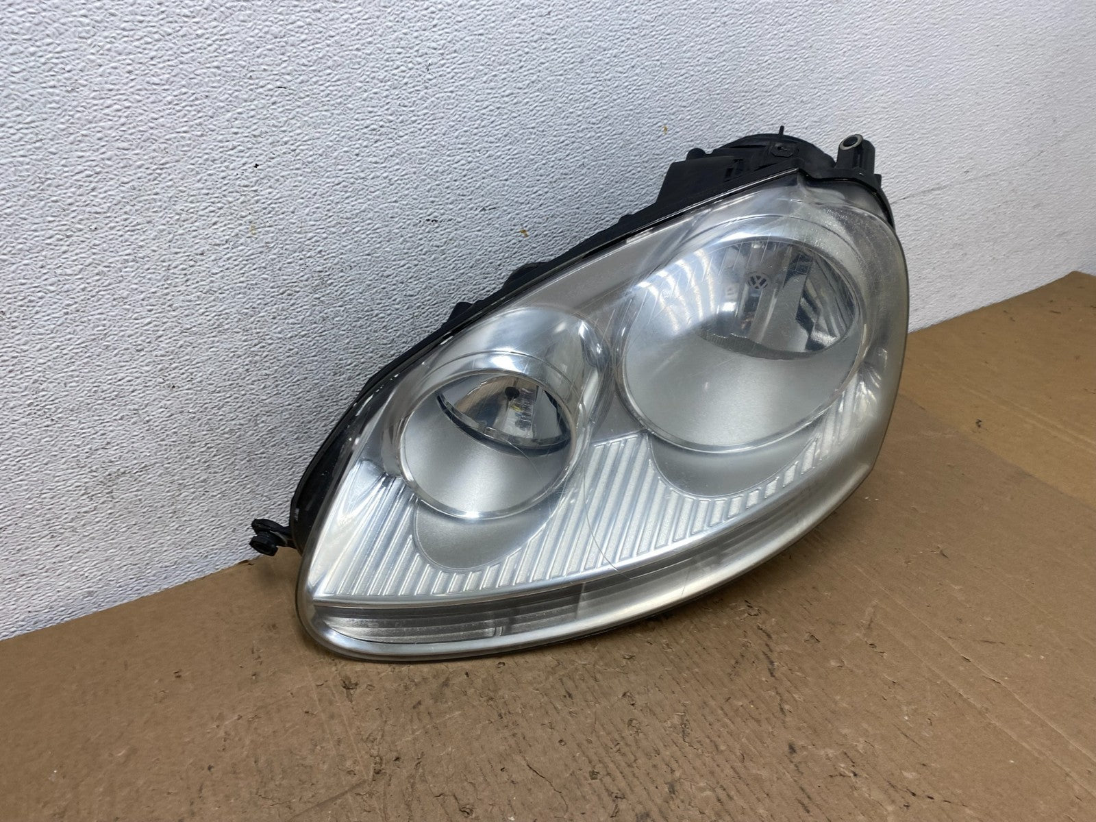 2005 to 2010 Volkswagen Jetta Left Driver LH Side Headlight Halogen AD8222 DW2