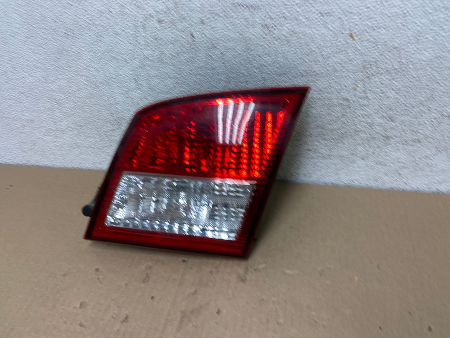 2002-2004 Infiniti i35 Inner Right Passenger Rh Side Tail Light AE9570 LK1