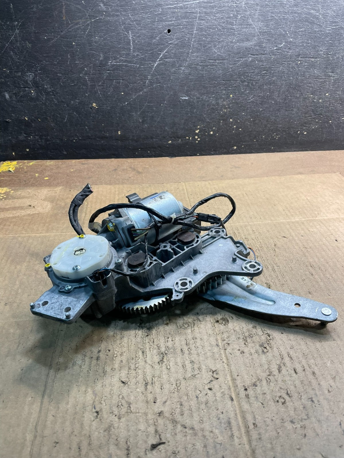GMC Acadia Yukon Tahoe Rear Trunk Liftgate Power Motor Actuator Y7361 DG4
