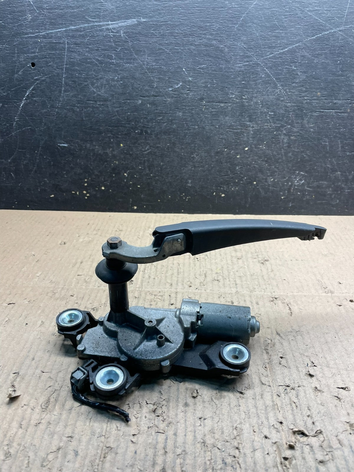 2012 to 2014 Ford Focus Rear Windshield Wiper Motor OEM BV61-17K441-AA v5266 dg1