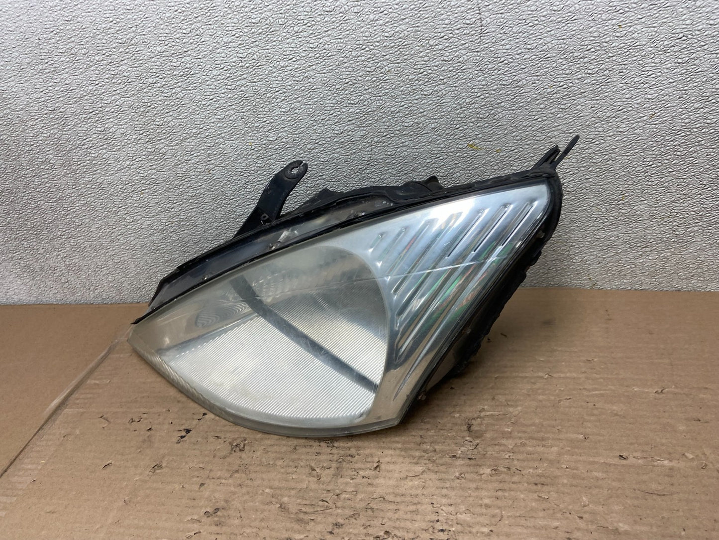 2000 to 2002 Ford Focus Left Driver LH Side Halogen Headlight AA9502 DG1