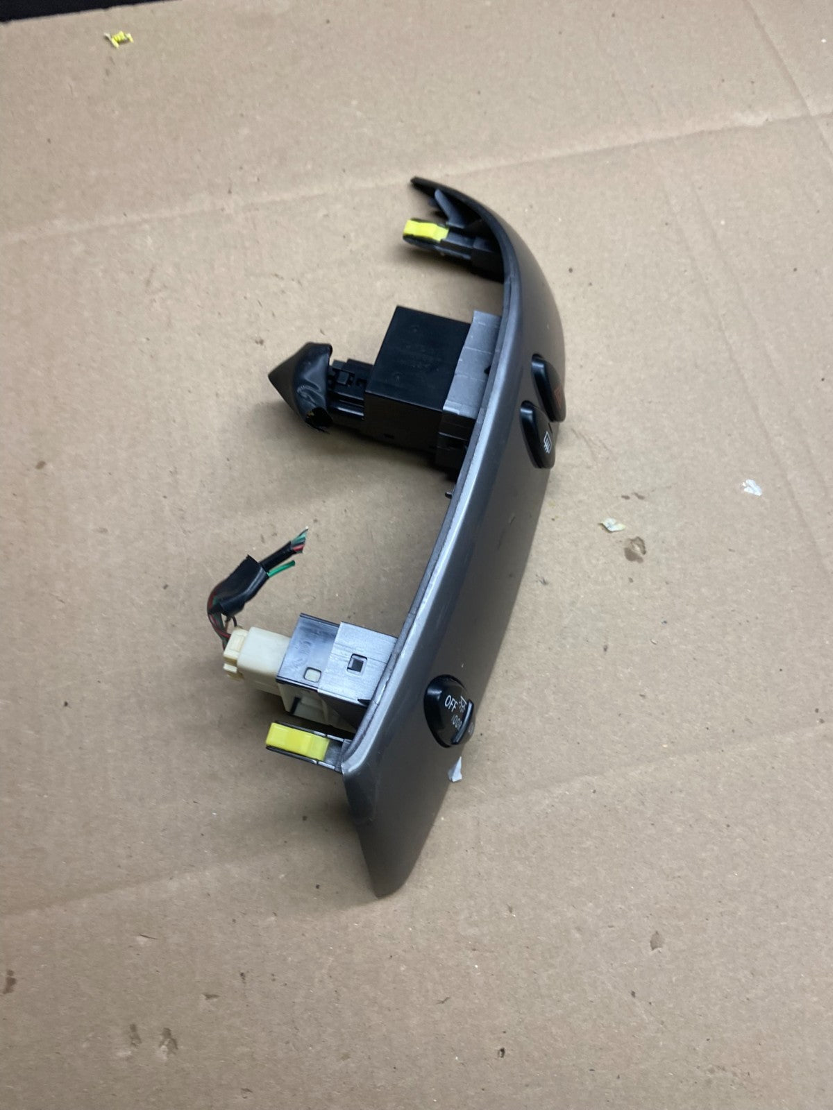 2004 to 2010 Toyota Sienna Left Side Climate Switches Bezel Trim T9113 DG1