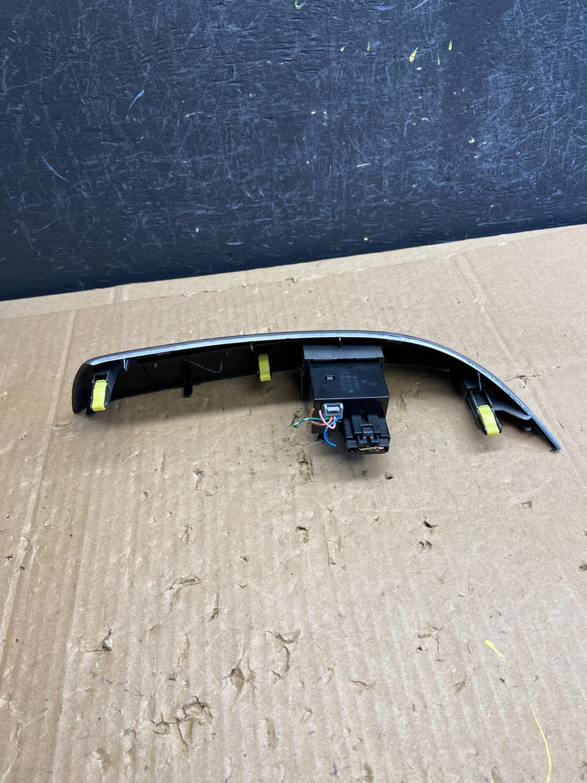2004 to 2010 Toyota Sienna Right Side Radio Switches Bezel Trim ad2319 DG2