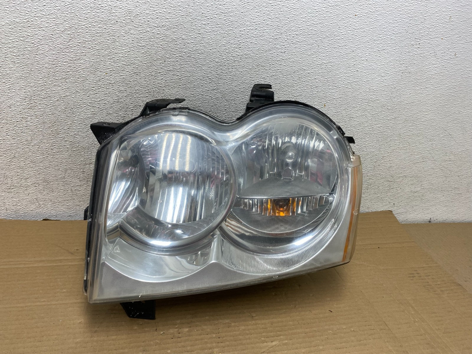 2005-2007 Jeep Grand Cherokee Left Driver LH Halogen Headlight AG8923 DW0