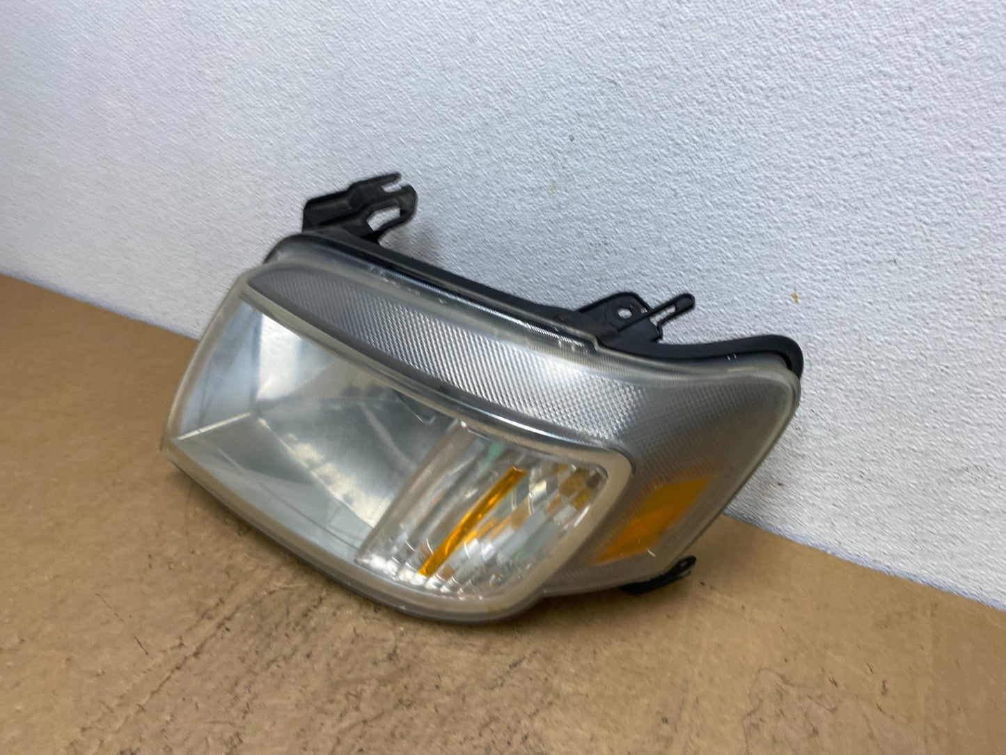 2008 to 2011 Mercury Mariner Left Driver LH Side Halogen Headlight AD0698 DW1