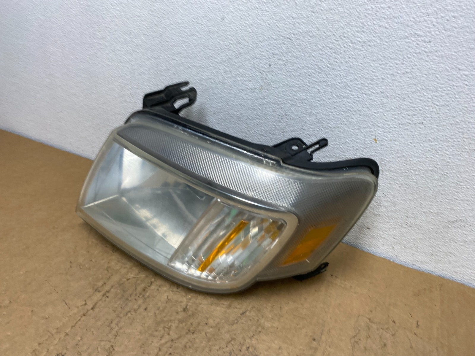 2008 to 2011 Mercury Mariner Left Driver LH Side Halogen Headlight AD0698 DW1