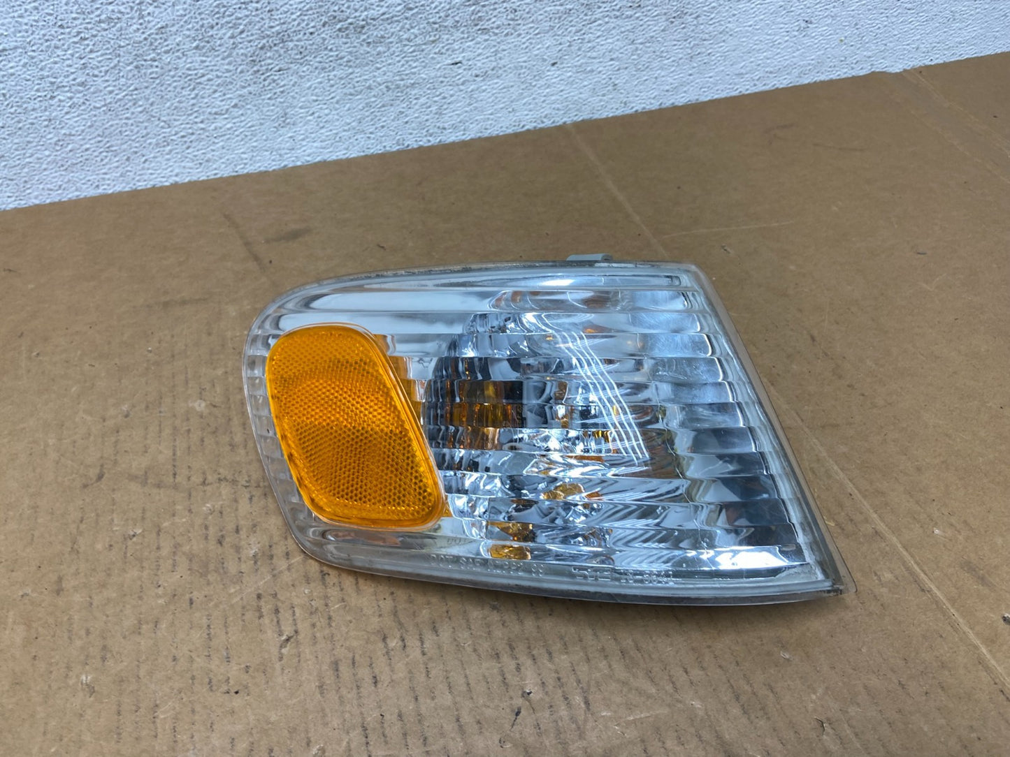 2001-2002 Toyota Corolla Right Passenger Turn Signal/Marker Light AD9136 DW0