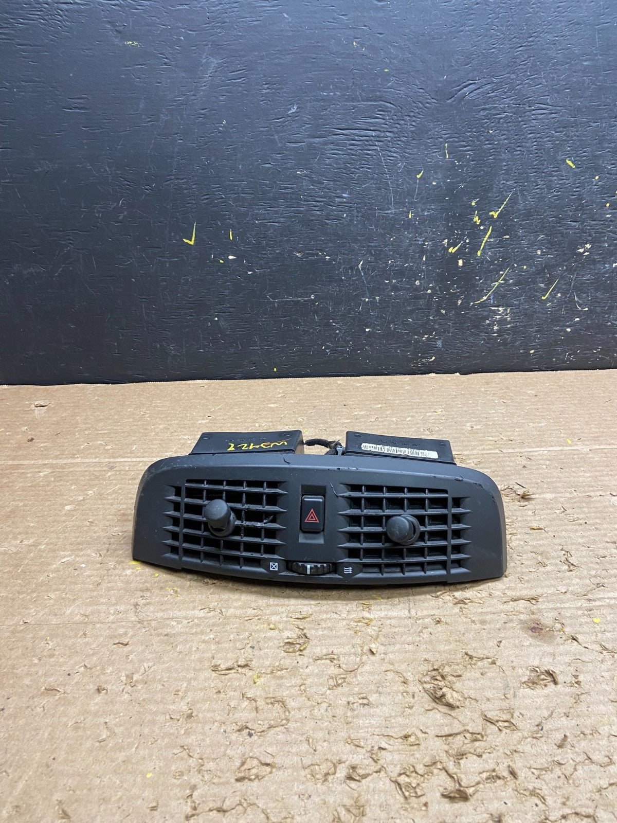 2004 to 2009 Cadillac SRX Front Center Dash A/C Air Vent W3429 DG0