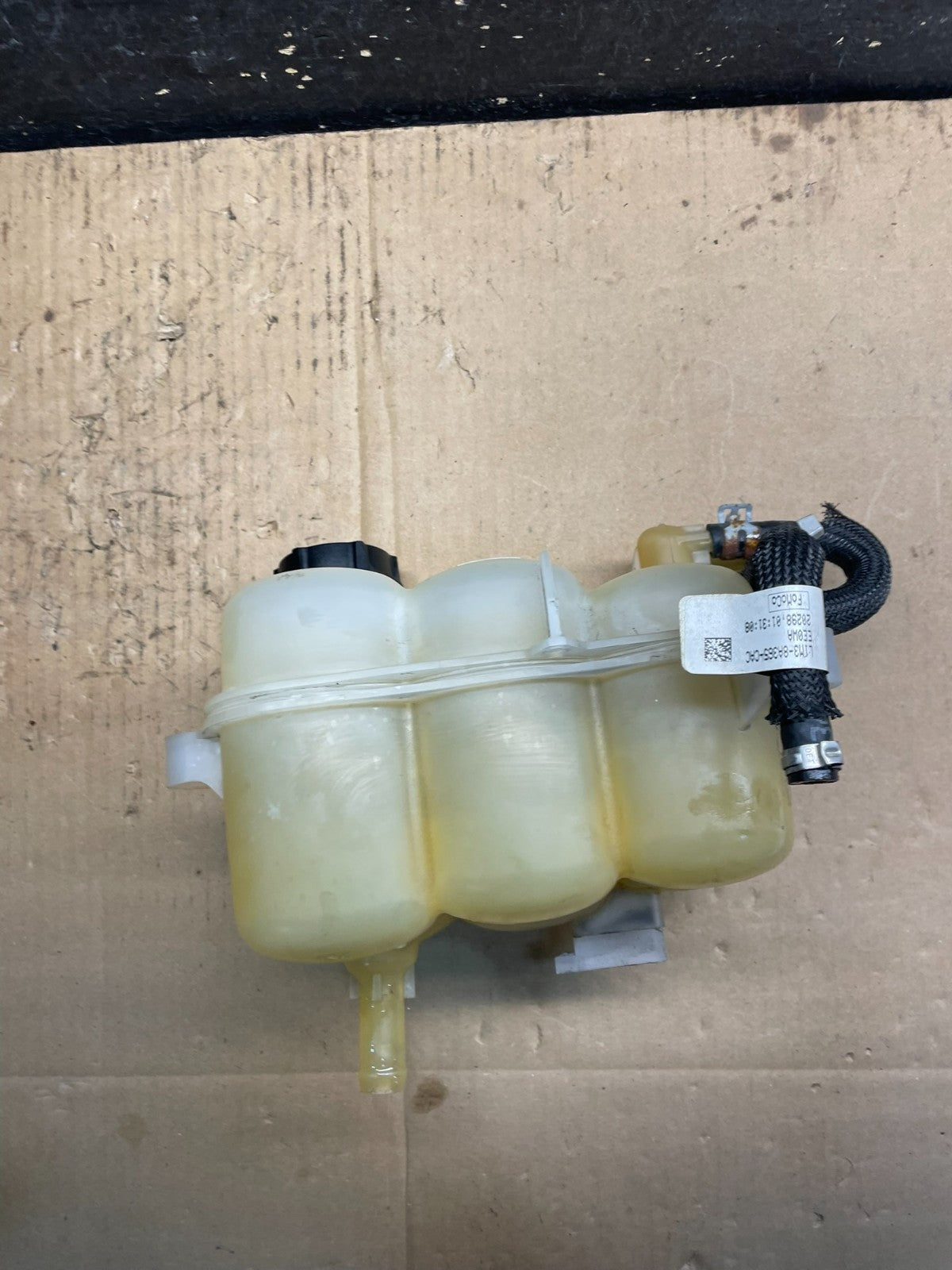 2020-2023 Ford Explorer Radiator Coolant Recovery Bootle Tank  W7079 DG2