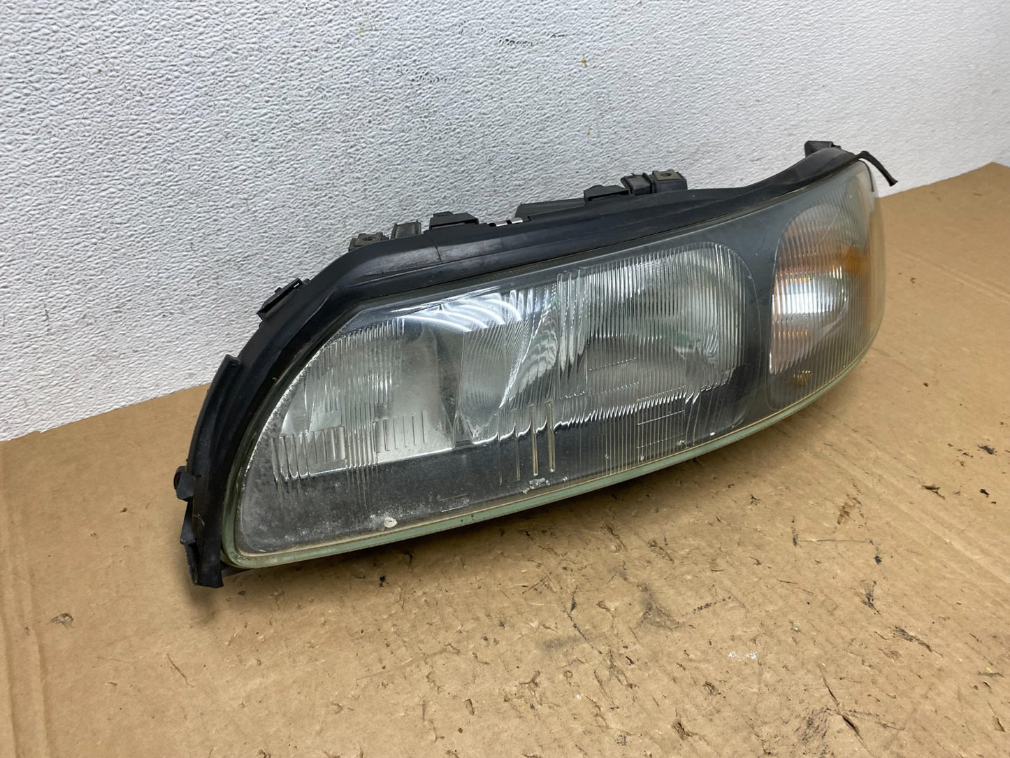 2001 2002 2003 2004 Volvo V70 XC70 Left Driver Side Headlight AD3754 DW2