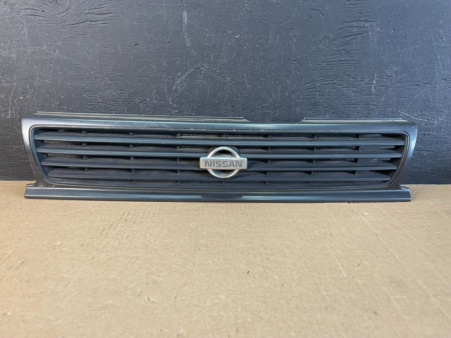 1993 to 1994 Nissan Sentra Front Upper Grill Grille AD0157 DG0