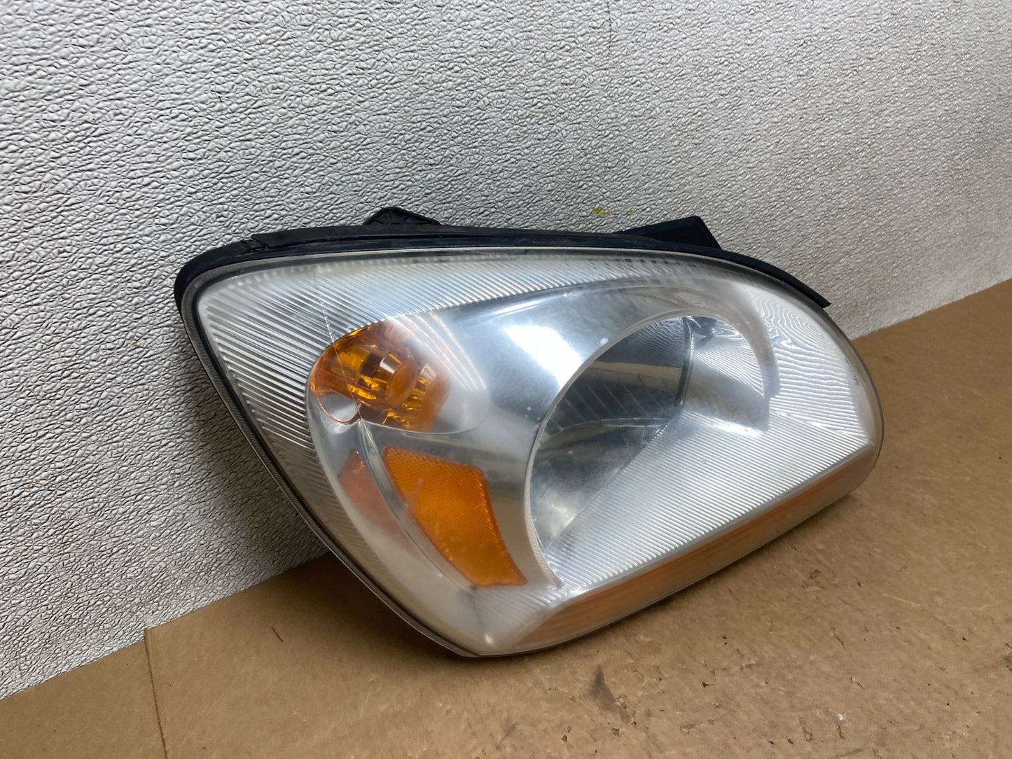 2005 to 2006 Kia Sportage Right Passenger RH Halogen Headlight OEM Z7608 DW2