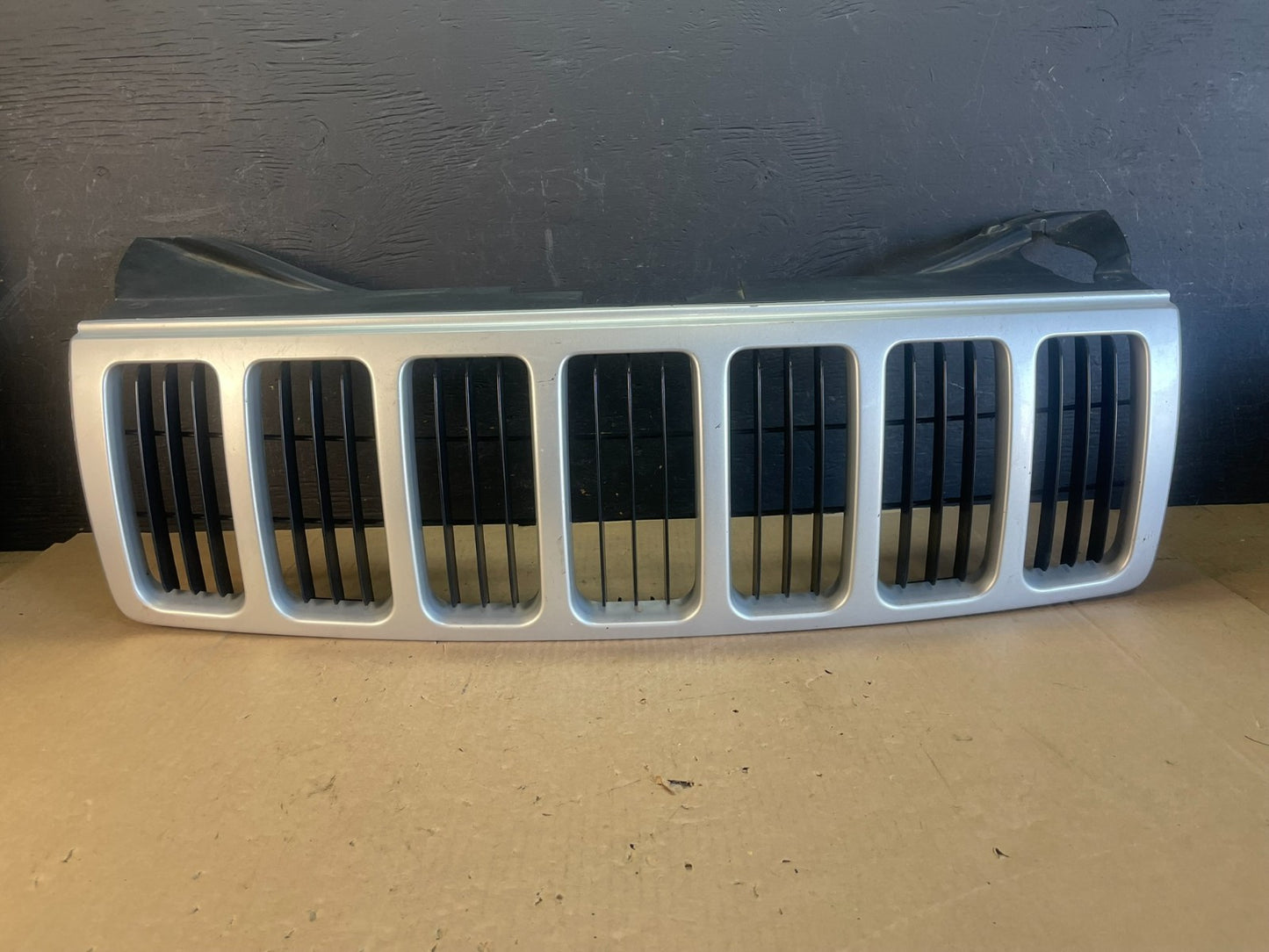 2005 2006 2007 Jeep Grand Cherokee Front Upper Grill Grille AD5711 DW0