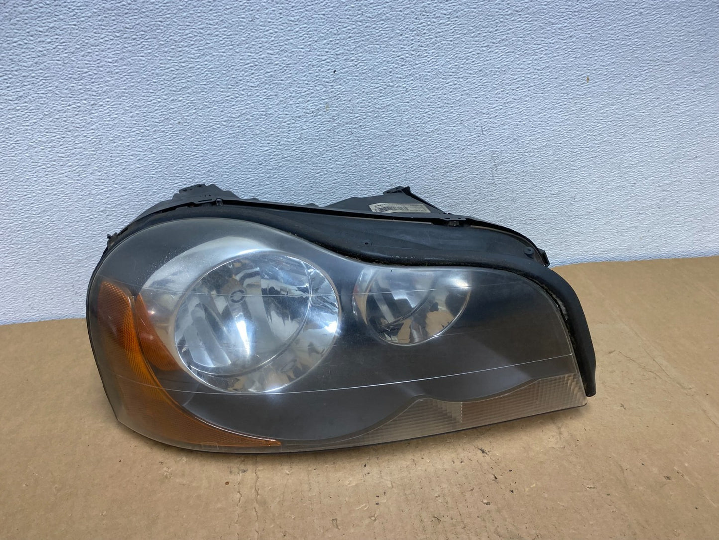 2003 to 2006 Volvo XC90 Right Passenger Rh Side Headlight Halogen AC8561 DW0