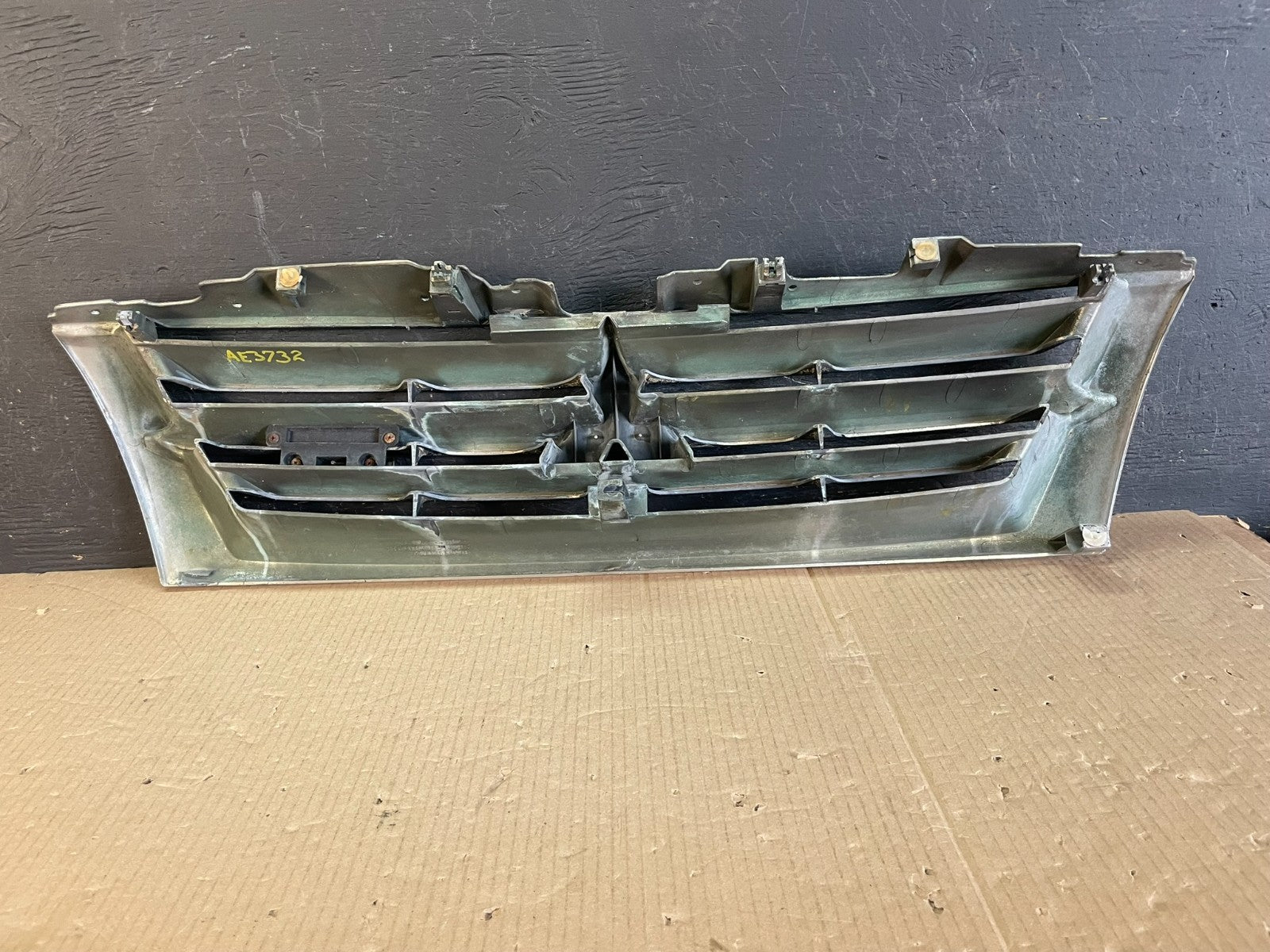 2001 2002 Mitsubishi Montero Front Upper Grill Grille AE3732 DG3