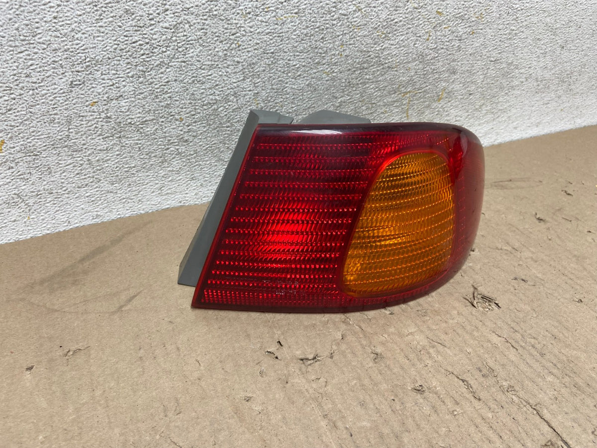 1998 1999 2000 Toyota Corolla Right Passenger Side Tail light AH7646 LK1