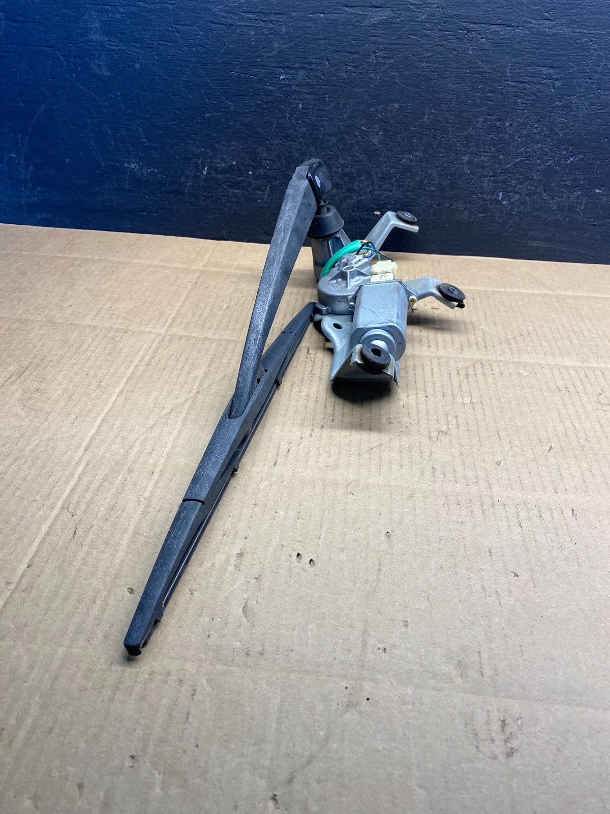 2005 to 2009 Subaru Legacy Outback Rear Windshield Wiper Motor AD50242