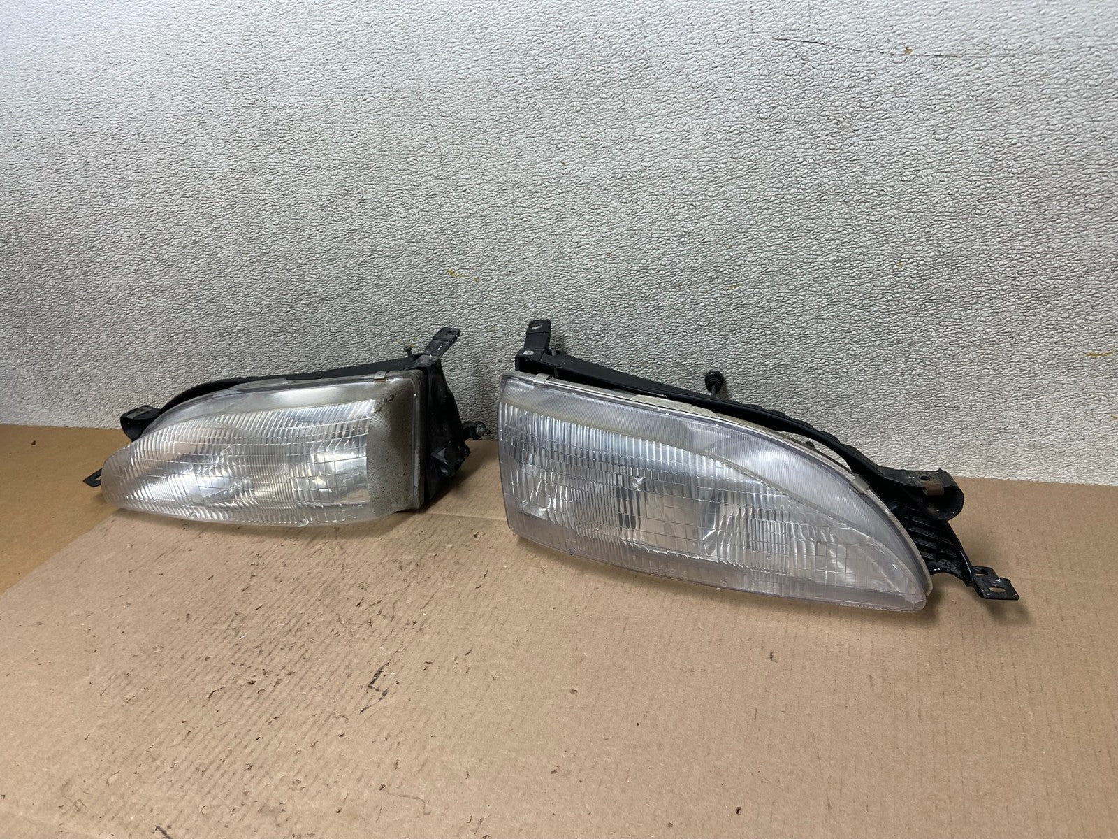 1995 - 1996 Toyota Camry Left+Right Side Set Halogen Headlights OEM Z3765 DW1