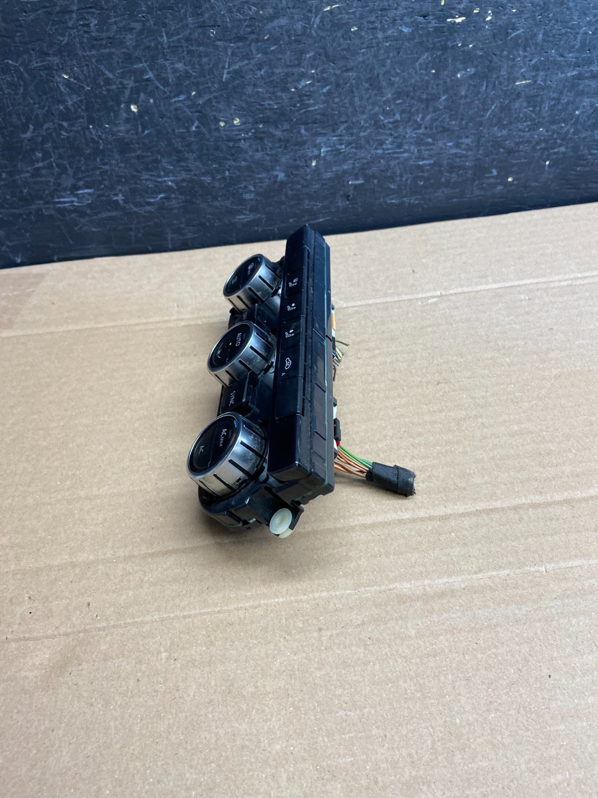 2012 - 2015 Volkswagen Passat Center Climate Control Panel AC Heater AG0469 DG2