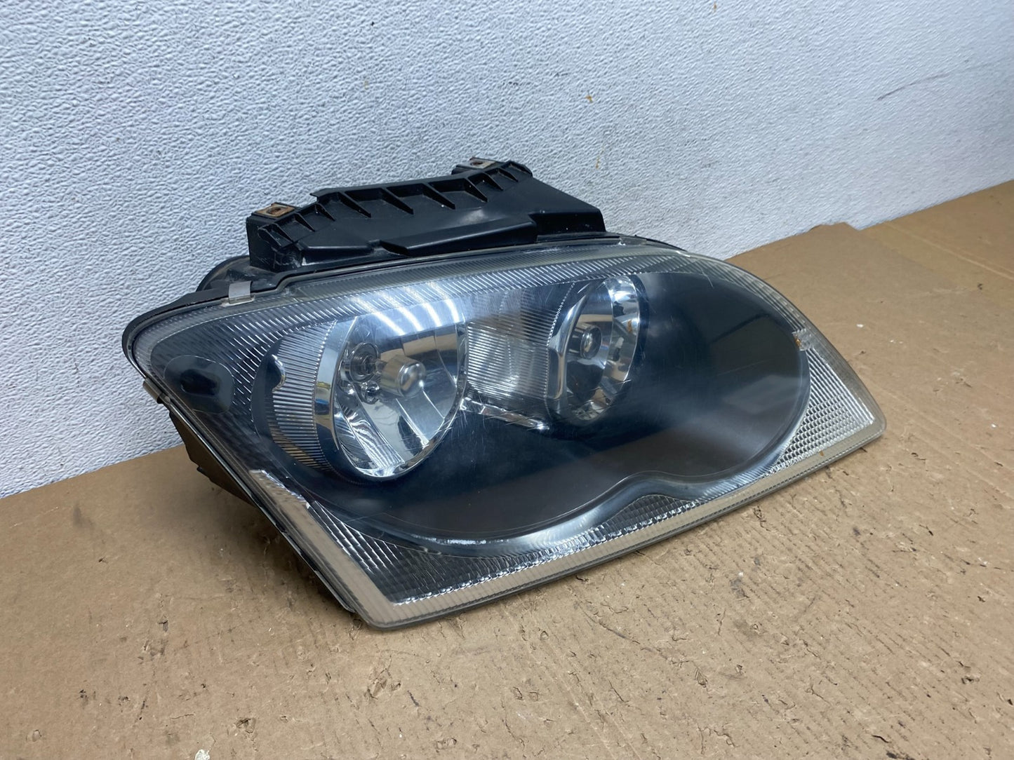 2004 to 2006 Chrysler Pacifica Headlight Right Passenger Halogen AD8767 DW2