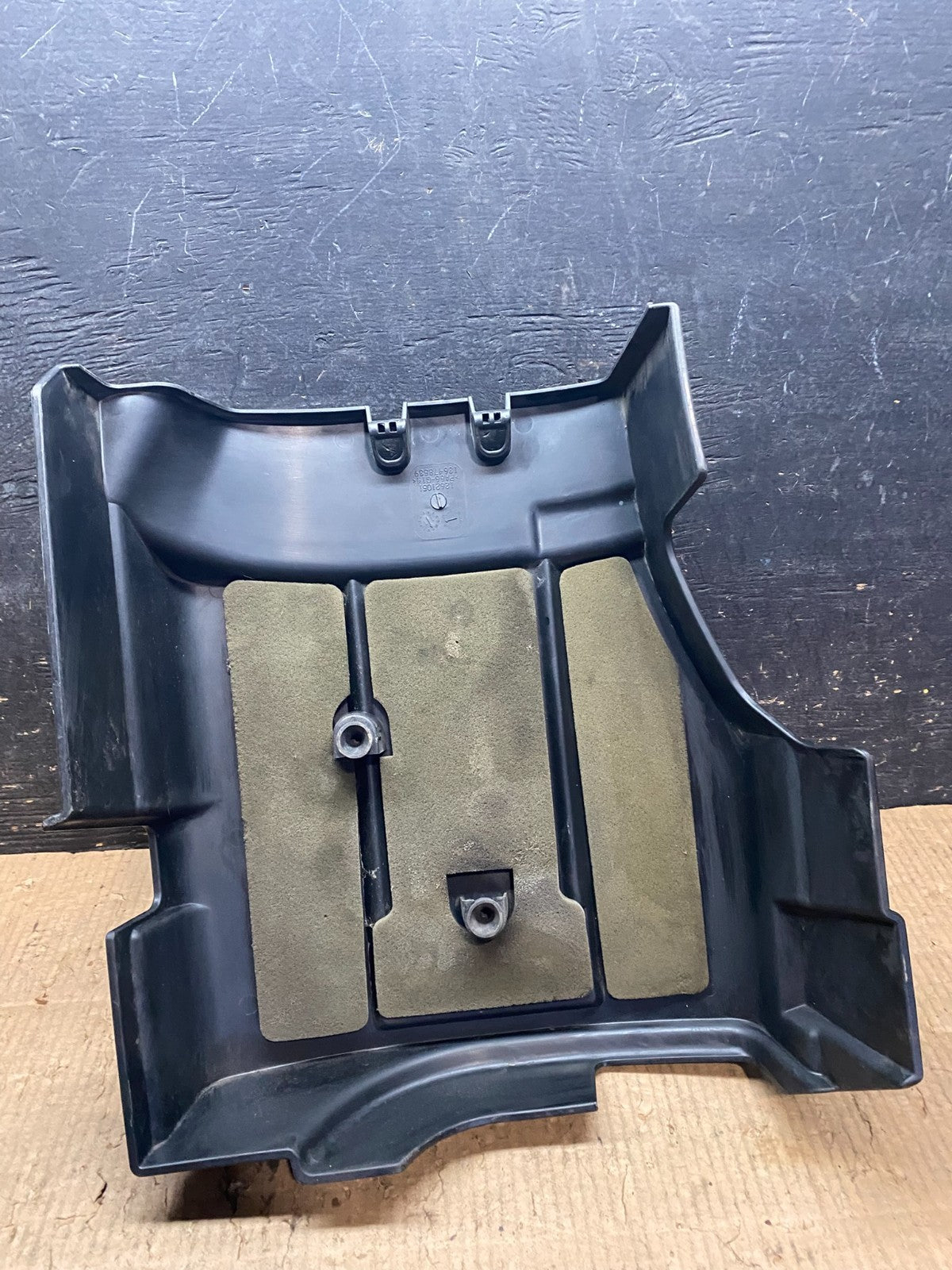 2008 to 2013 GMC Yukon Vortec Engine Cover Shield OEM  Y6677 DG5