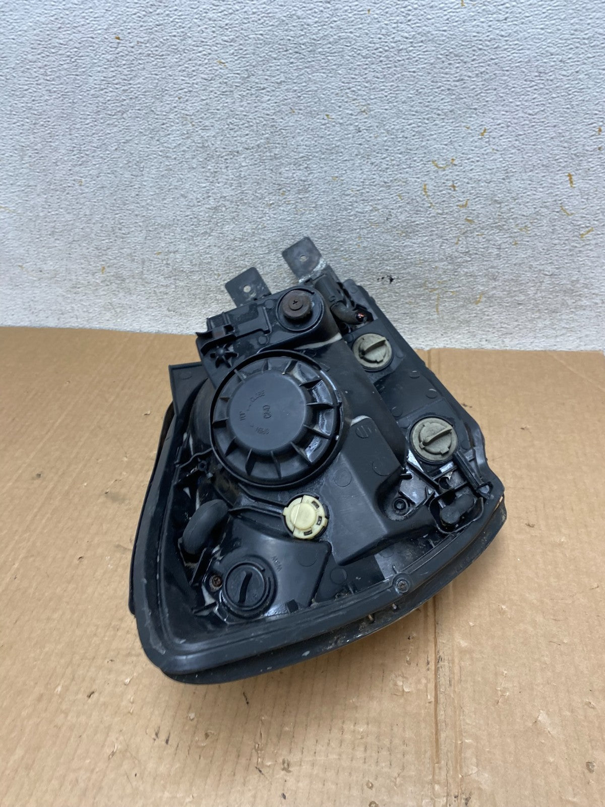 2005 to 2006 Kia Sportage Left Driver LH Halogen Headlight AI4466 DW8