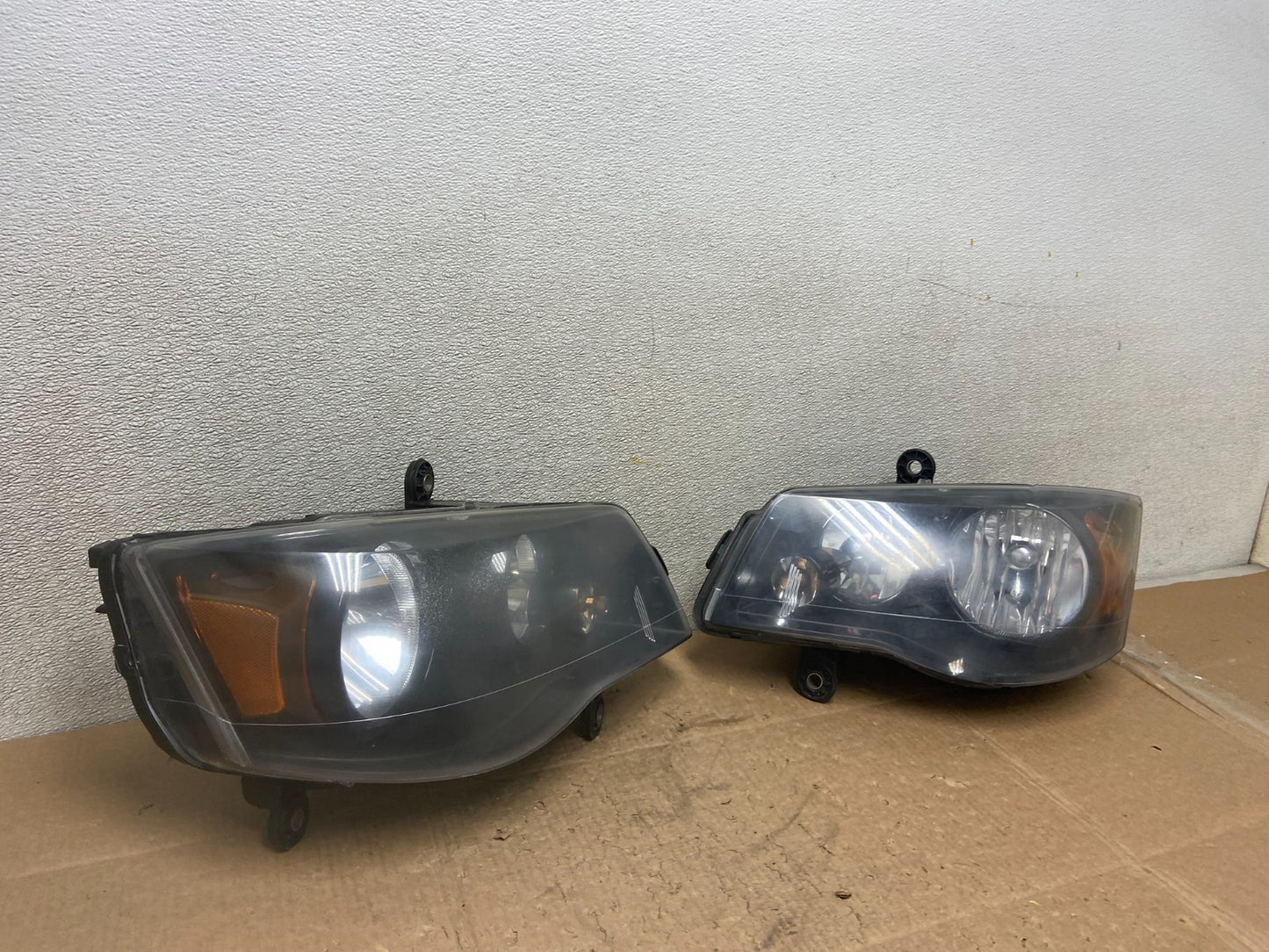 2008 to 2016 Chrysler Town and Country Left+Right Side Headlights Y9168 DW2
