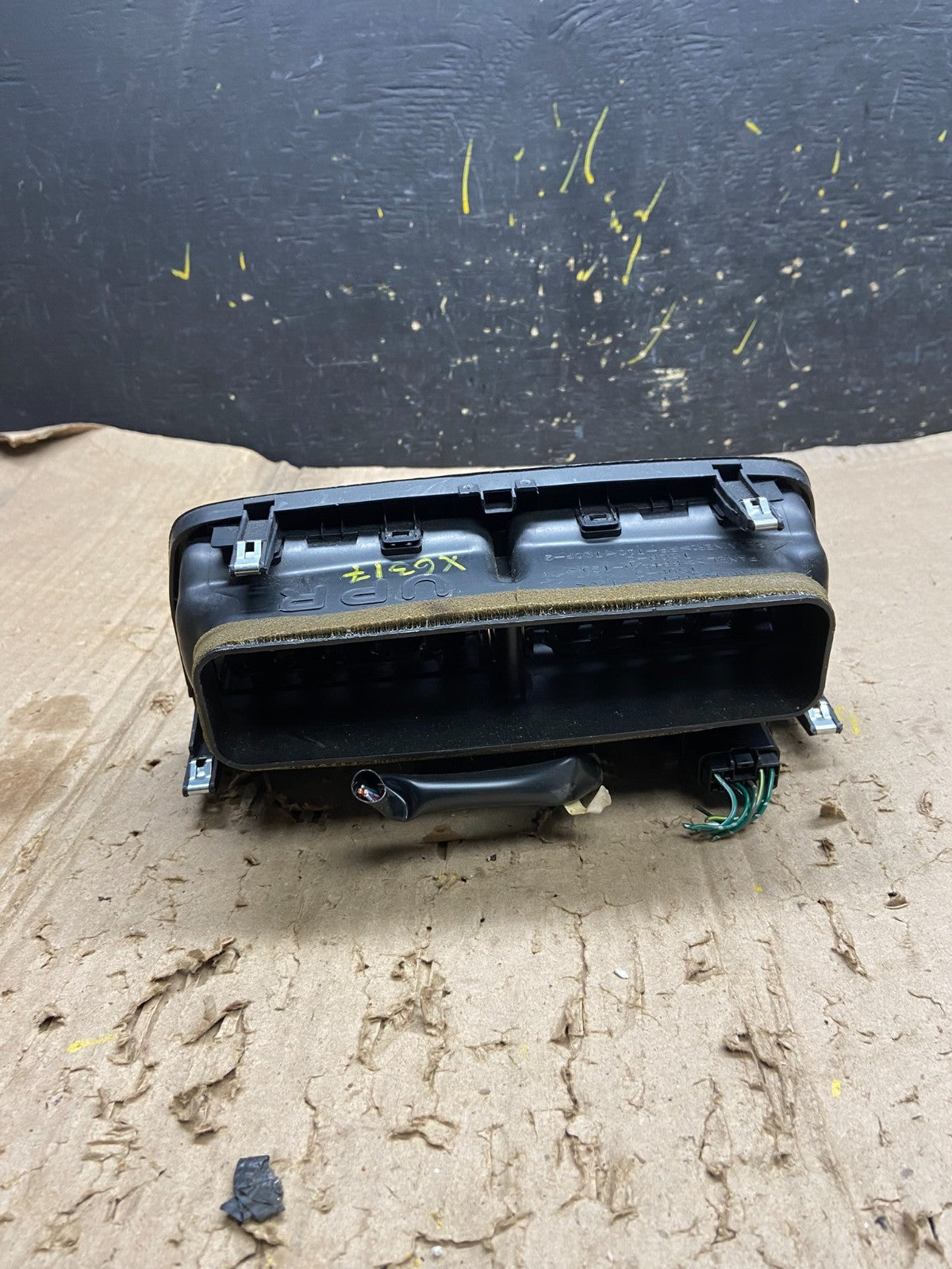 1997 to 2001 Lexus ES330 ES300 Front Center Side Air Vent X6317 DG3