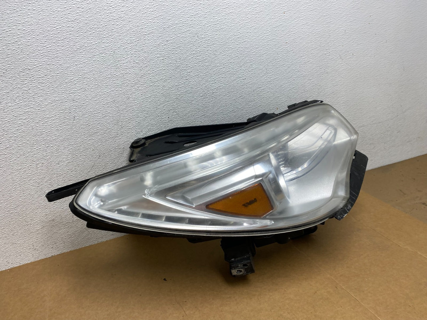 2013-2017 Buick Enclave Right Headlight Xenon Hid One Ballast AE2899 DW2