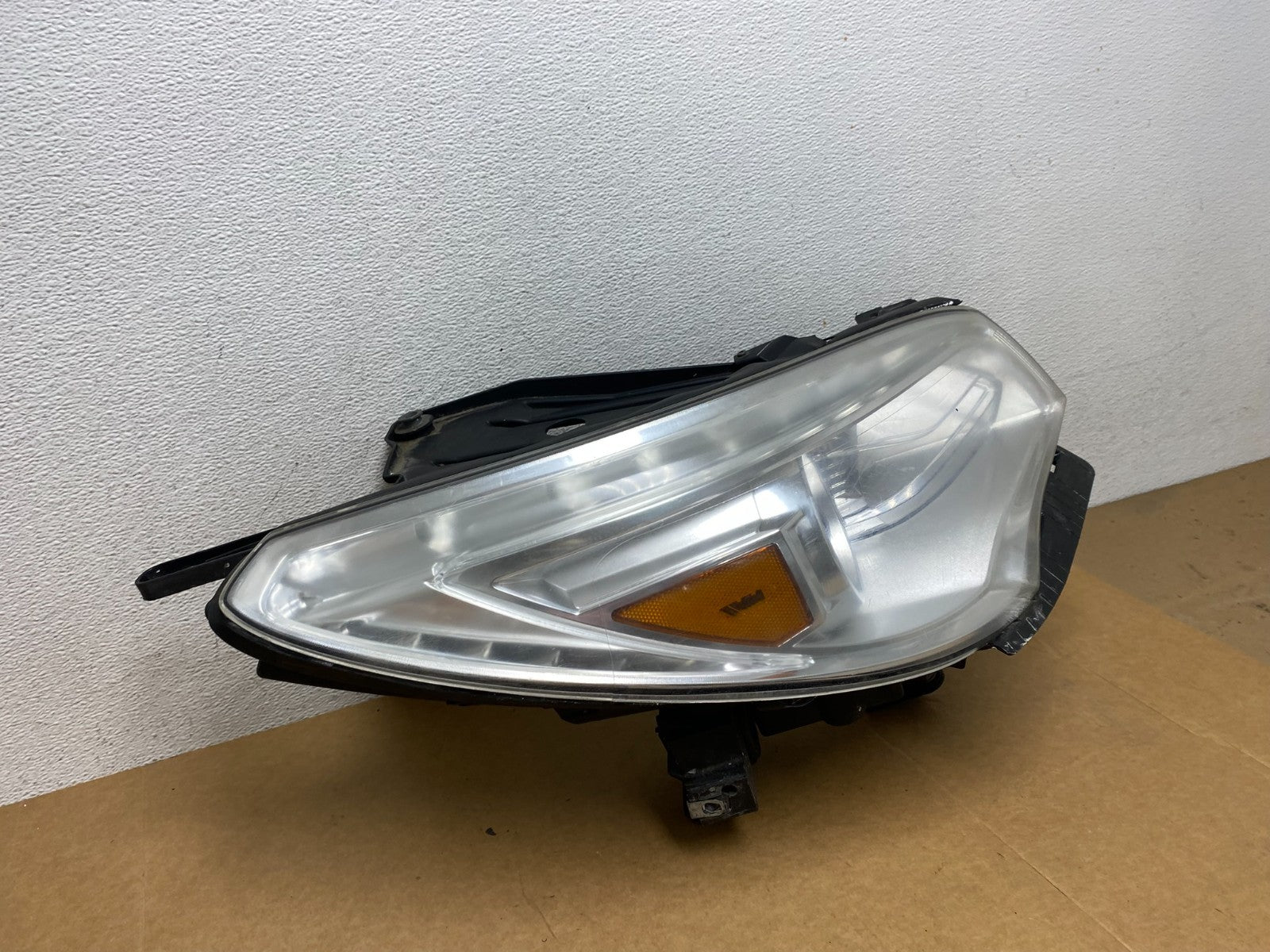 2013-2017 Buick Enclave Right Headlight Xenon Hid One Ballast AE2899 DW2