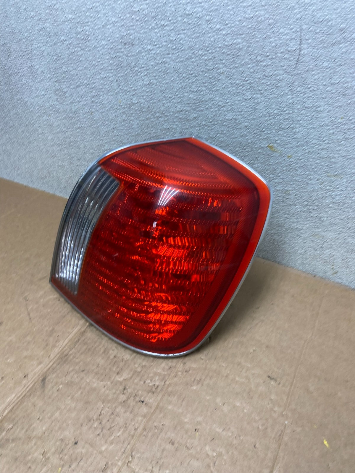 2004 to 2005 Hyundai XG350 Passenger Right Side Tail Light AA1510 PS1