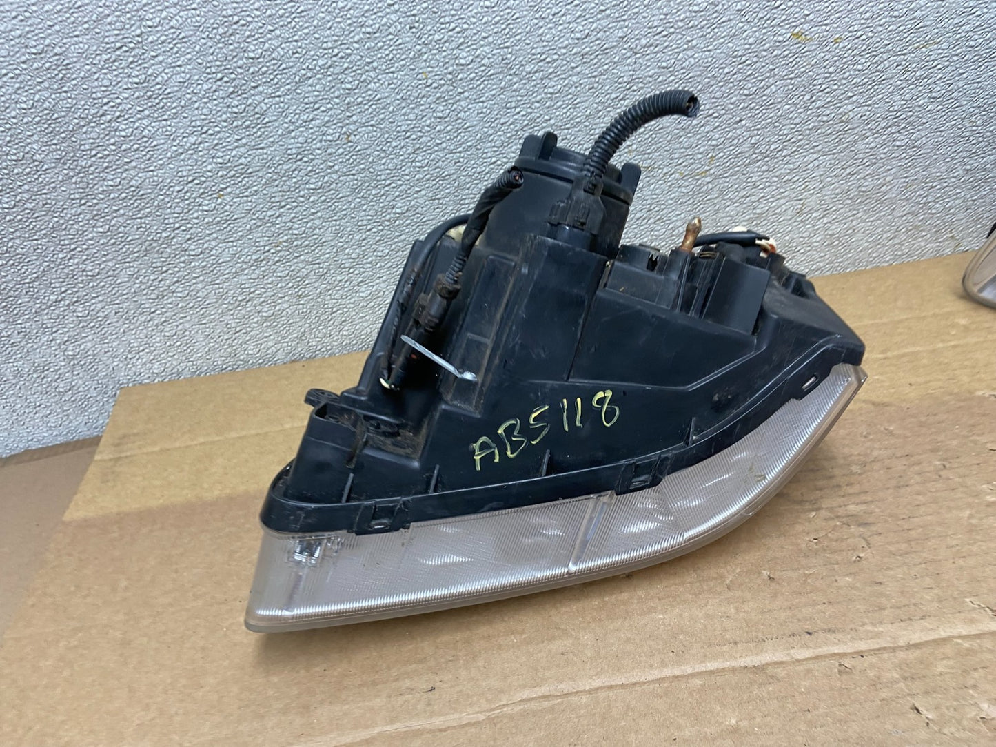 2003-2004 Kia Optima Right Passenger RH Side Headlight Halogen AB5118 DG7
