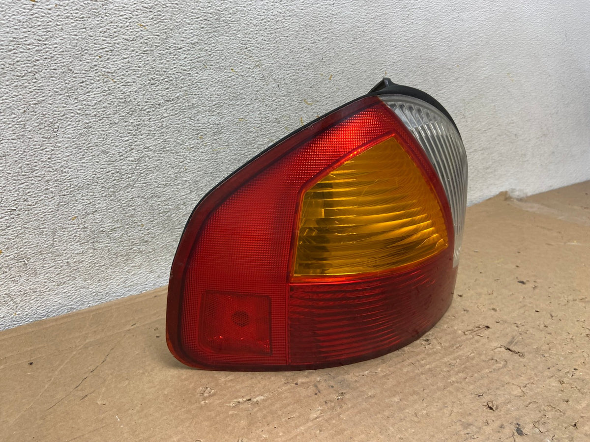 2001 - 2004 Hyundai Santa Fe Left Driver LH Side Tail Light AH9042 LK1