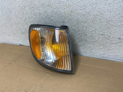 2001 to 2003 Toyota Sienna Turn Signal Right Passenger RH Lamp AH2179 DW2