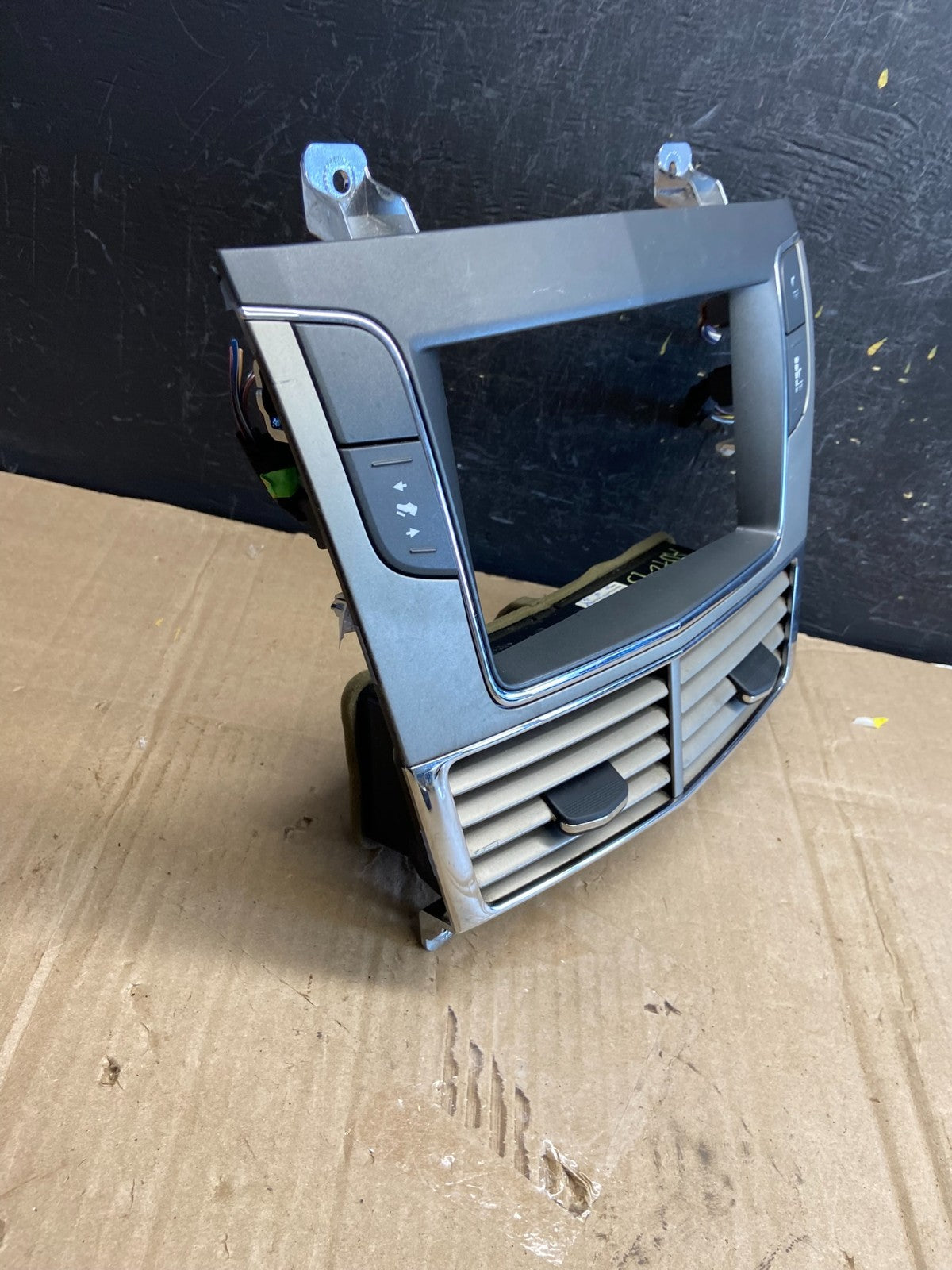 2010 - 2012 Lincoln Mkt Center Dash Gps Radio Bezel Panel Air Vent ad7243 DG1