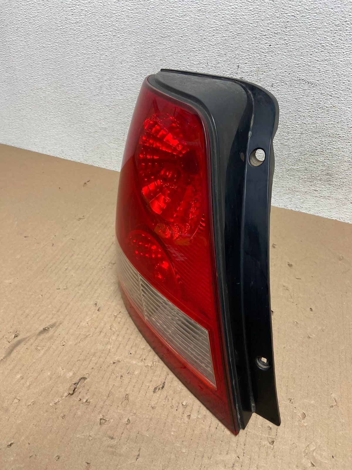 2003 to 2006 Kia Sorento Left Driver Side Tail Light AE7355 LK1