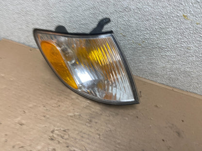 2001 to 2003 Toyota Sienna Turn Signal Right Passenger RH Lamp OEM AB0112 DW1