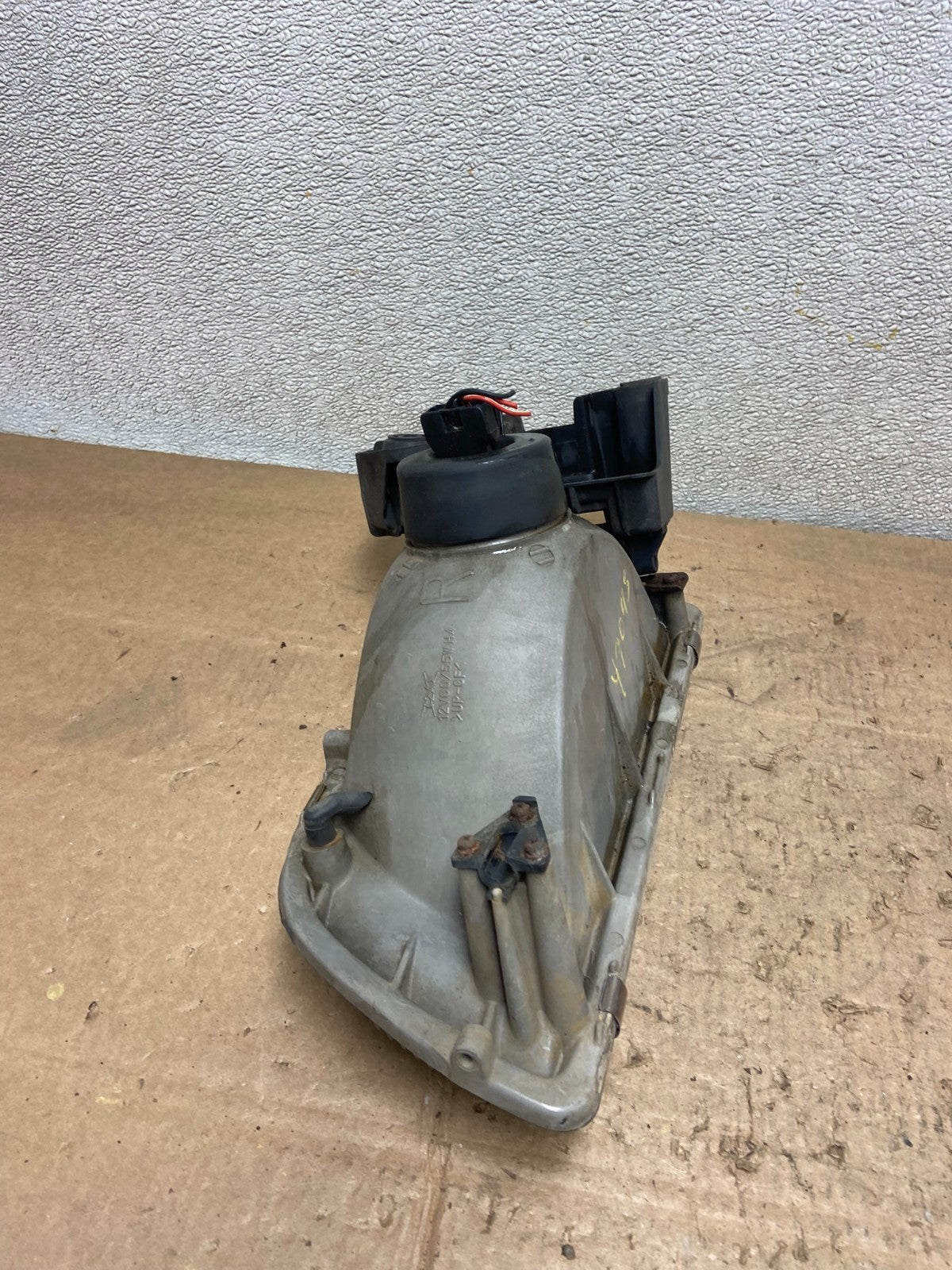 1996 to 1998 Mazda MPV Right Passenger RH Headlight OEM Y7045 DW8