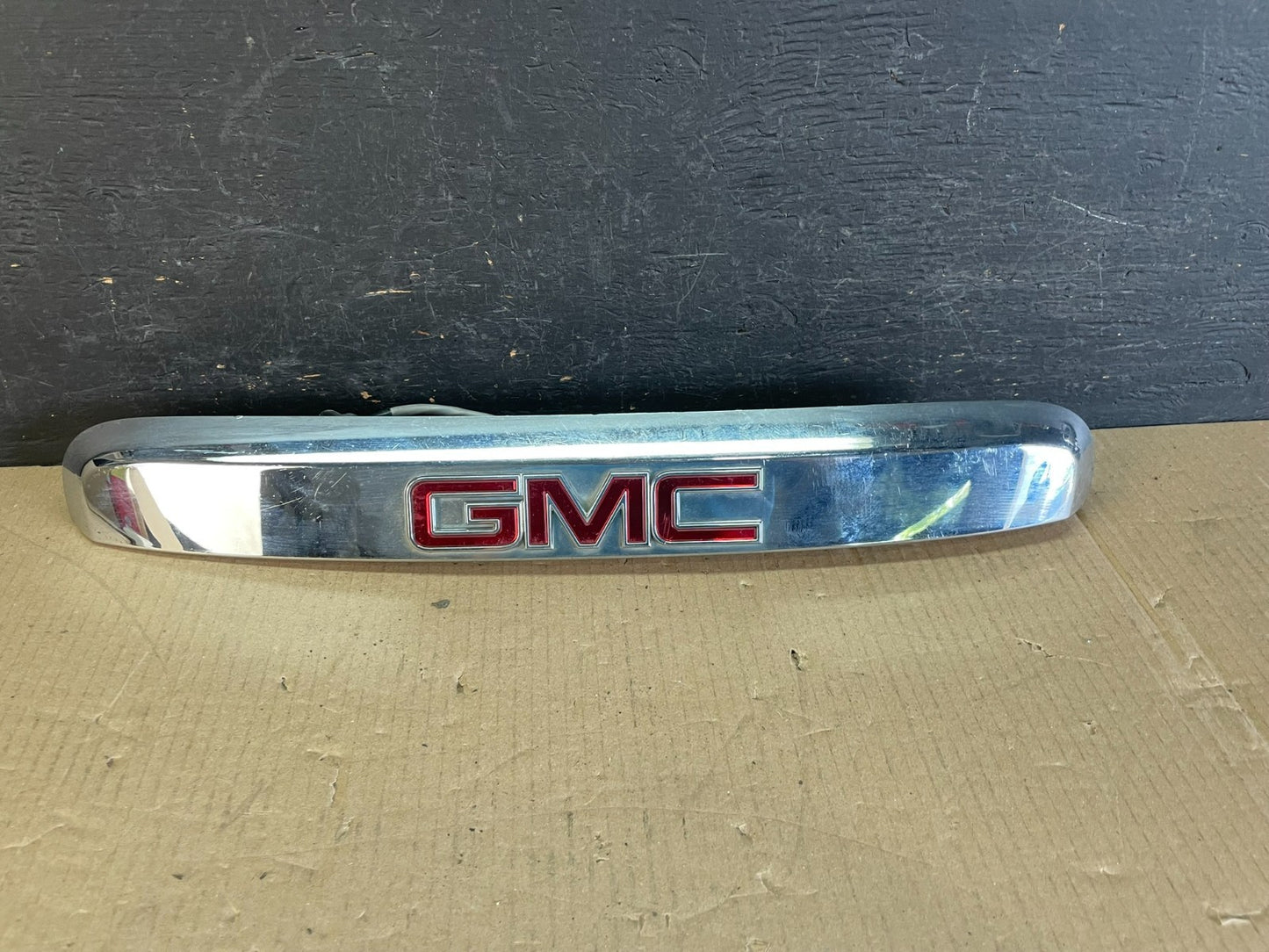 2007-2012 GMC Acadia Chrome Tailgate Rear Finish Molding W/O Camera AE3648 DG0