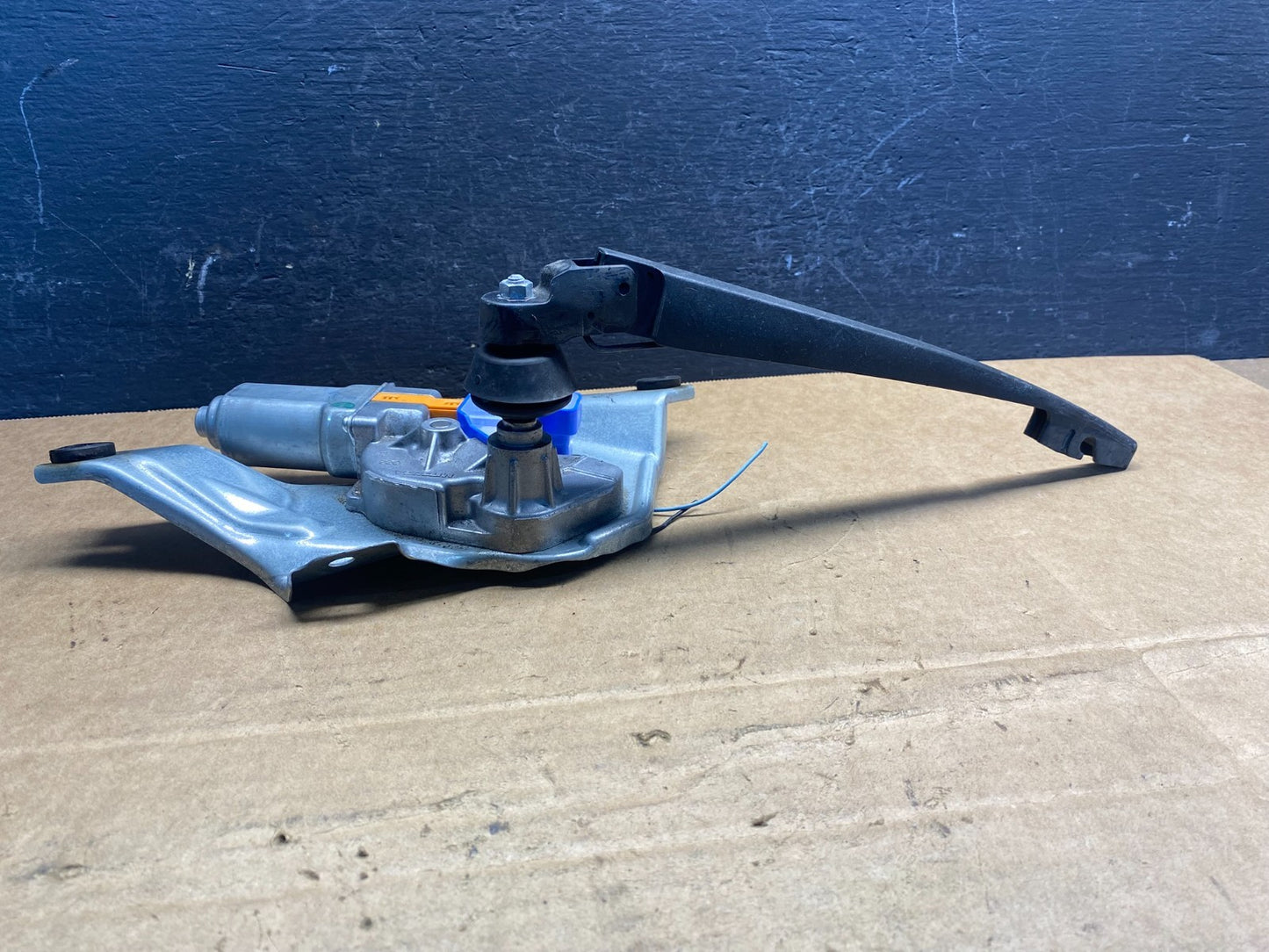 2010 to 2014 Subaru Outback Rear Windshield Wiper Motor AD74193