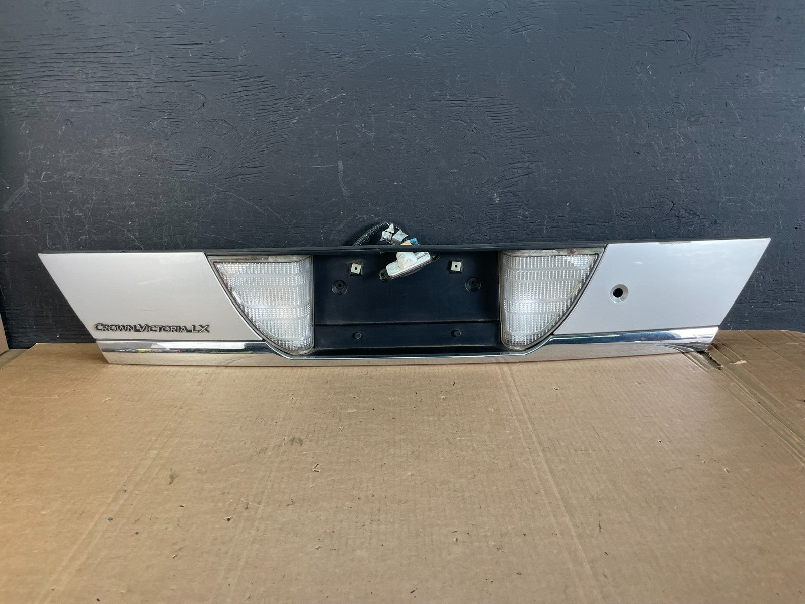1998 - 2011 Ford Crown Victoria Trunk Rear Garnish License Plate Panel AE8433 DG0