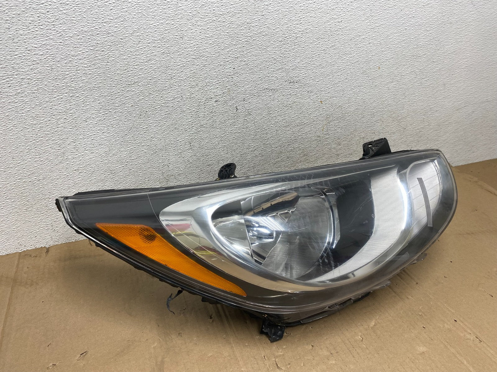 2013 to 2017 Hyundai Accent Right Passenger RH Side Headlight AE9125 DW2
