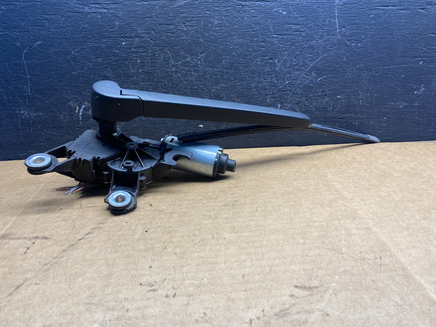 2007 to 2015 Audi Q7 Rear Windshield Washer Wiper Motor AD7524 DG1