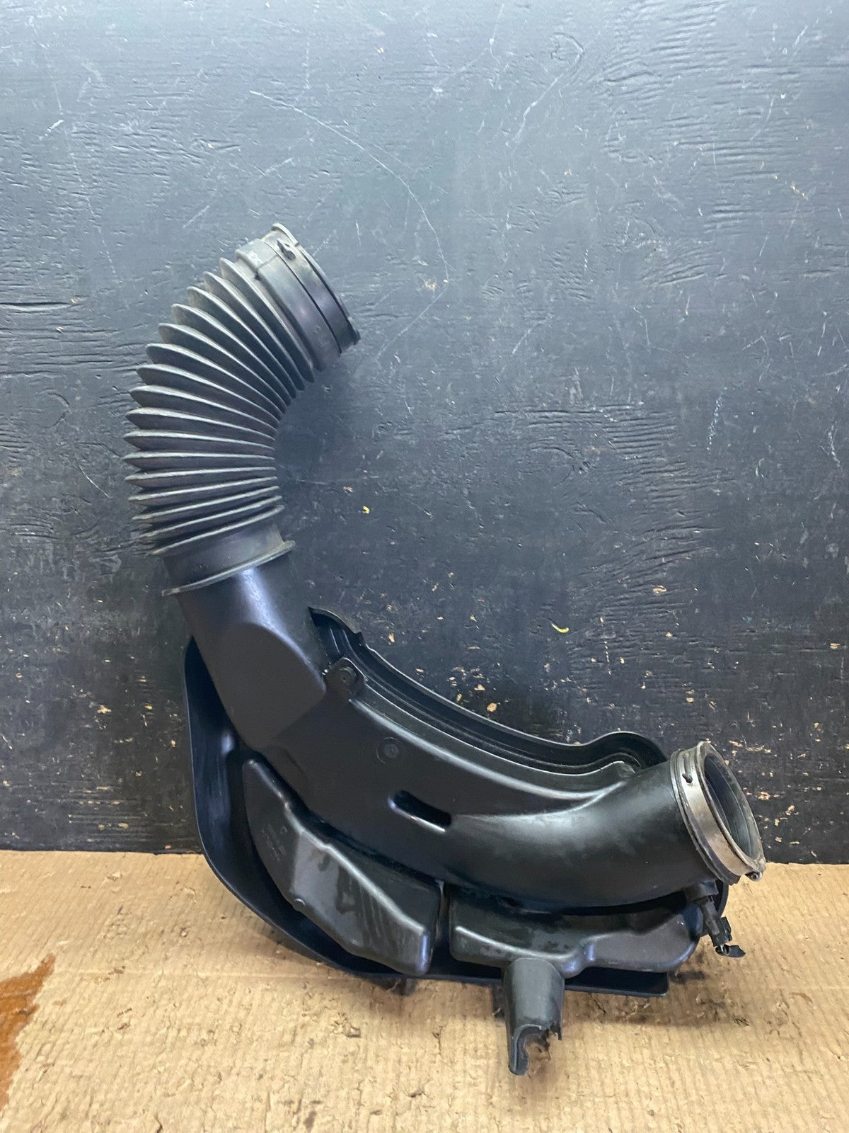 2011 to 2018 Chrysler 300 3.6L Air Intake Duct Tube Cleaner OEM Y6342 DG4