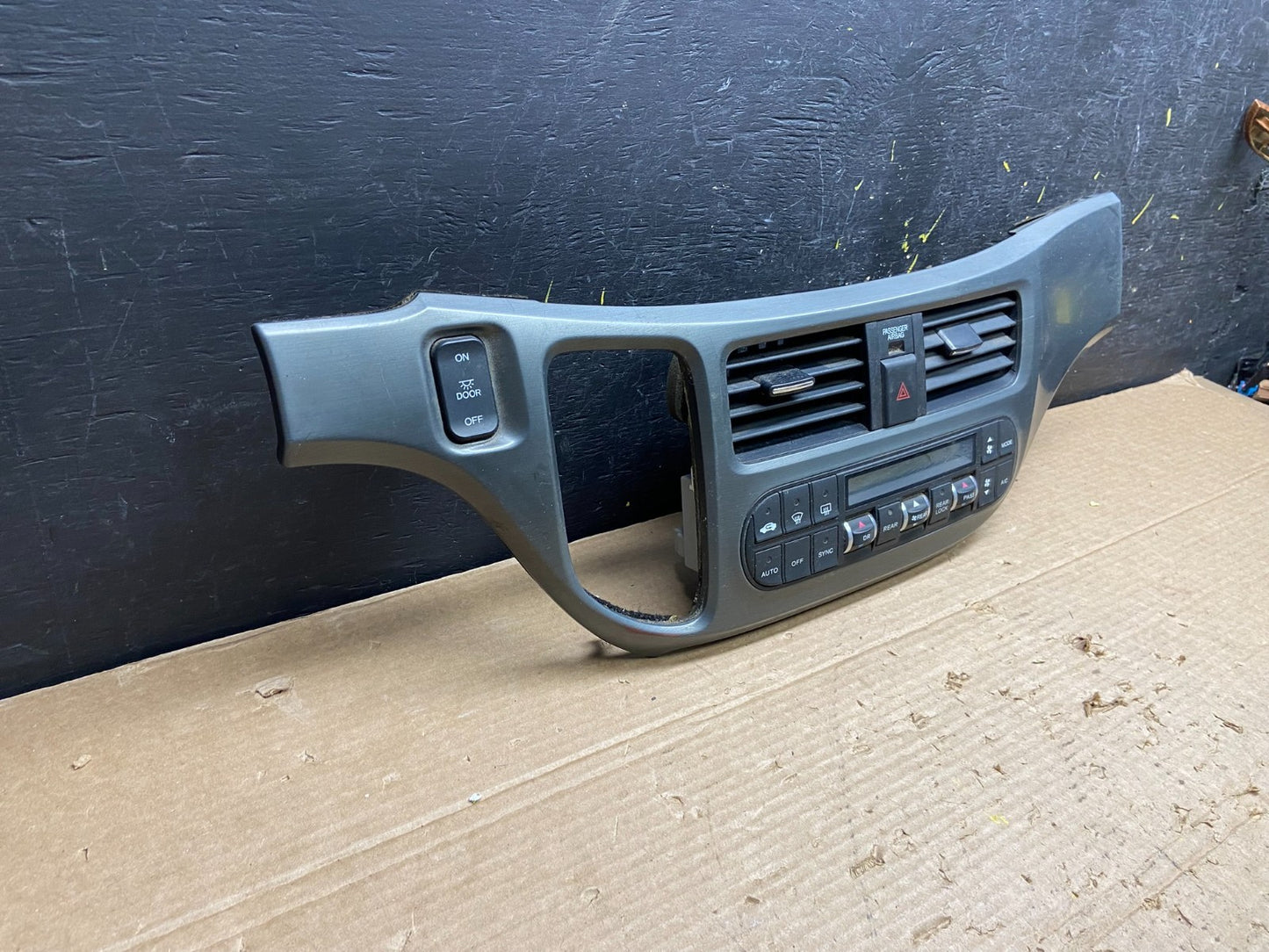 2005 to 2010 Honda Odyssey Radio Climate Control Dash Trim Bezel w1971 DG1