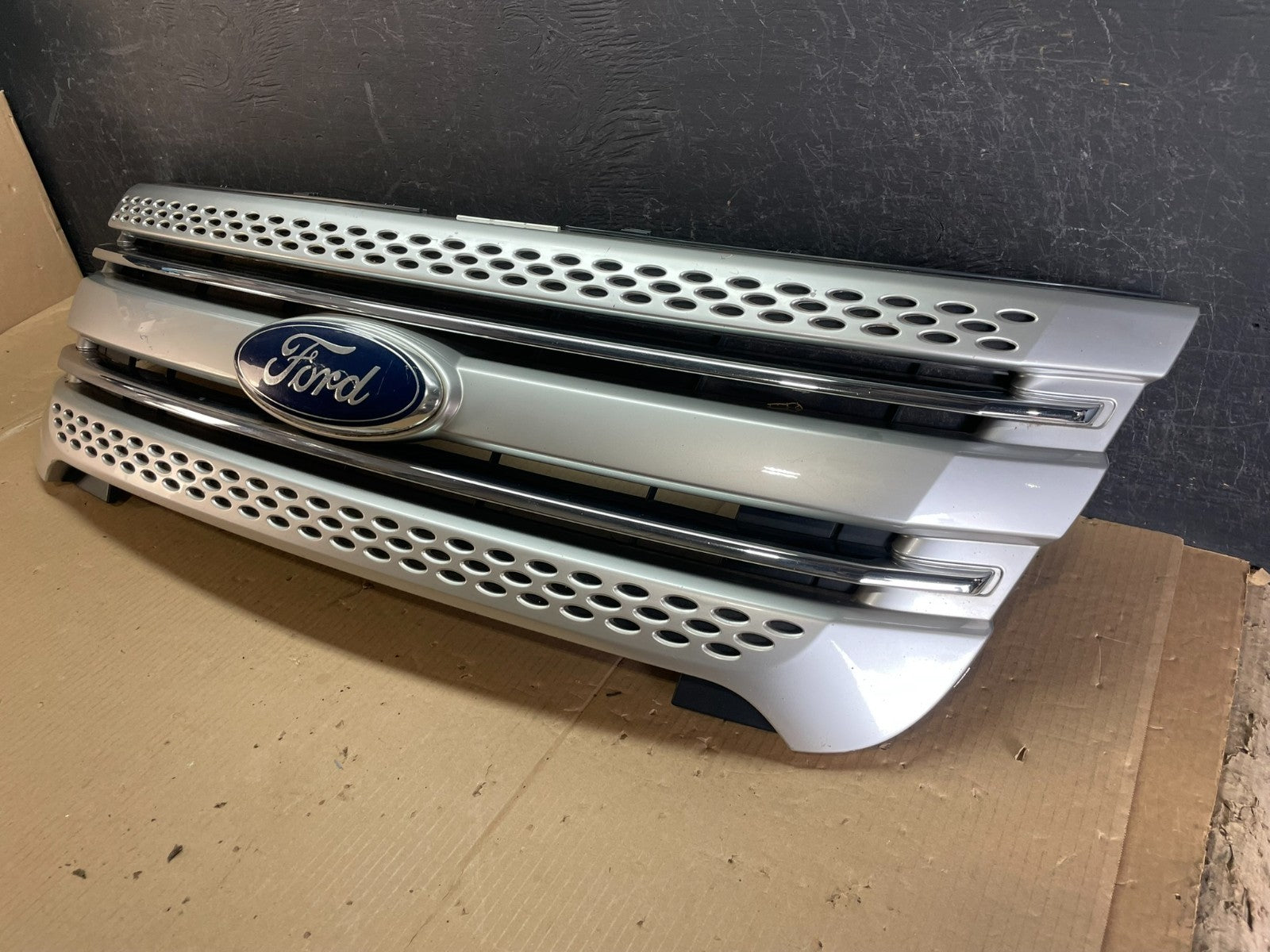 2011 to 2015 Ford Explorer Upper Front Grill Grille AE3610 DG1